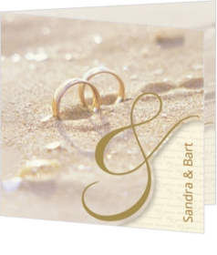 Huwelijkskaart - Gouden ringen in het zand