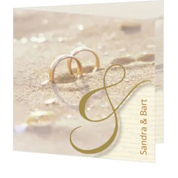 Huwelijkskaart - Gouden ringen in het zand