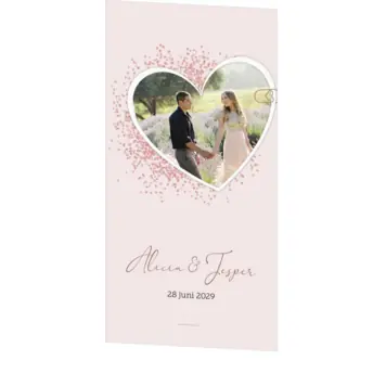 Romantische trouwkaart met foto in groot hart, paperclipje en roze glitters