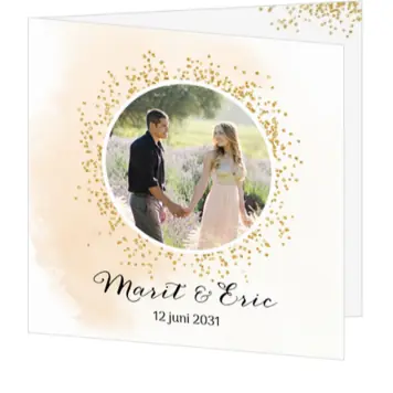 Mooie vierkante trouwkaart met foto in rond kader, gouden glitters op een watercolour achtergrond