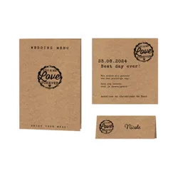 Trouwpaspoort op kraftpapier met bijpassende boarding pass