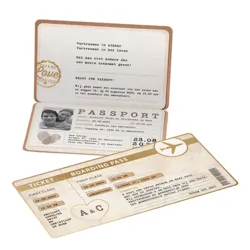 Trouwpaspoort op kraftpapier met bijpassende boarding pass