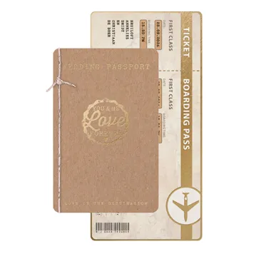 Trouwpaspoort op kraftpapier met bijpassende boarding pass