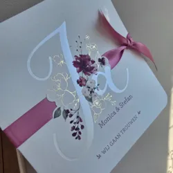 Elegante aankondiging met gouden bloemen