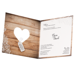 Moderne trouwkaart met steigerhout en hartvormige stans