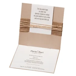 Hippe trouwkaart op kraftpapier met wikkel van jute en touwtje