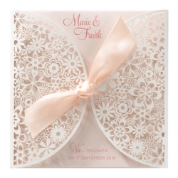 Trouwkaart Romantische trouwkaart met opengewerkt kant en roze lint