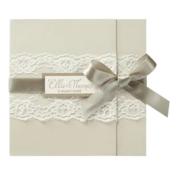 Trouwkaart Romantische trouwkaart in champagne kleur met kant en lint