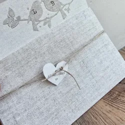Naturel trouwkaart op structuurpapier met vogels, touwtje en hart