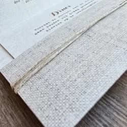 Naturel trouwkaart op structuurpapier met vogels, touwtje en hart