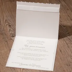 Trouwkaart Klassieke trouwkaart met strass steentjes en chique lint