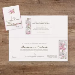 Romantische trouwkaart met bloemen en wikkel met lintje in bloemenmotief