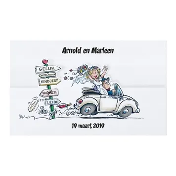 Grappige trouwkaart met originele vouwwijze en vrolijk bruidspaar in de auto