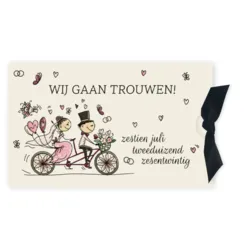Trouwkaart hoesje met getekend bruidspaar op de fiets