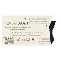 Trouwkaart hoesje met getekend bruidspaar op de fiets