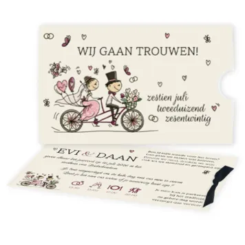 Trouwkaart hoesje met getekend bruidspaar op de fiets
