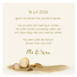 Save the date kaart strand met schelpen en foto