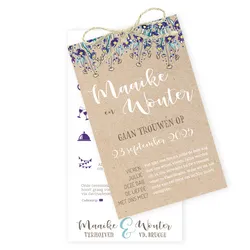 Trouwkaart kraft label paarse bloemen
