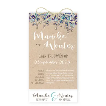 Trouwkaart kraft label paarse bloemen