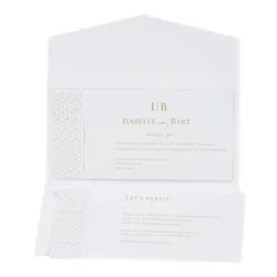 Trouwkaart Langwerpige witte pochette met geometrisch patroon in koperfolie