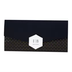 Langwerpige zwarte pochette met geometrisch patroon in koperfolie