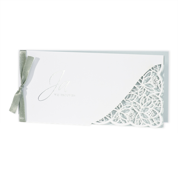 Trouwkaart Langwerpige witte trouwkaart met gelaserd kantmotief NL - groen