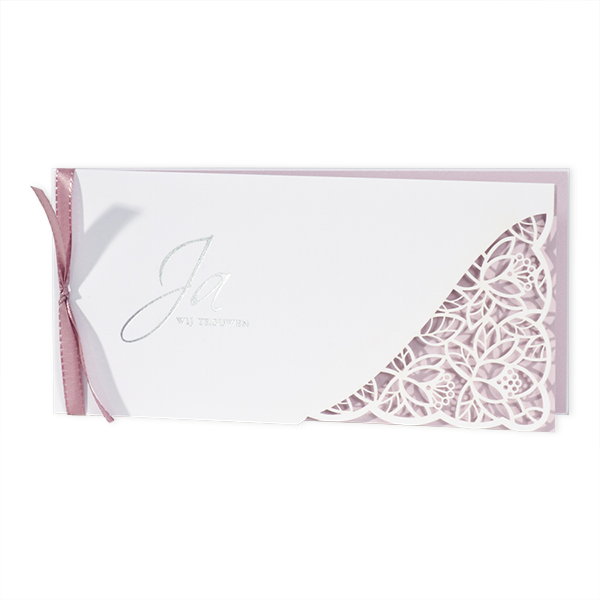Trouwkaart Langwerpige witte trouwkaart met gelaserd kantmotief NL - roze