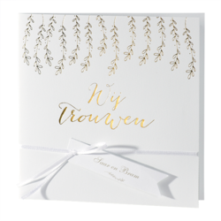 Trouwkaart Huwelijksaankondiging in wit luxepapier met gouden blaadjes WIJ TROUWEN