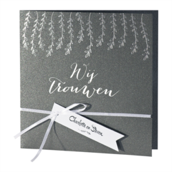Trouwkaart Huwelijksaankondiging in staalgrijs luxepapier met zilveren blaadjes WIJ TROUWEN