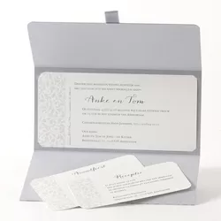 Trouwkaart Zilveren pochette met behangmotief en lint