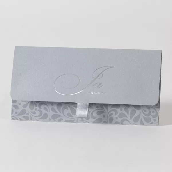 Trouwkaart Zilveren pochette met behangmotief en lint