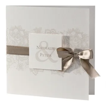 Trouwkaart Beige trouwkaart met kantmotief en luxelint