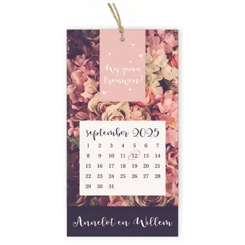Label met bloemen en kalender paars