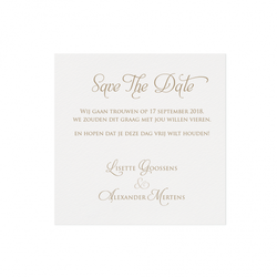 Save the date passend bij de trouwkaart in een hoesje van kraftpapier met kant