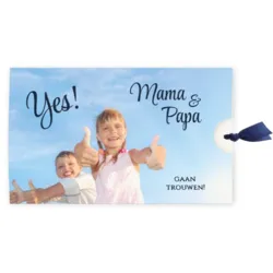 Trouwkaart hoesje met foto kinderen en donkerblauw lint