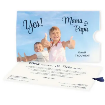Trouwkaart hoesje met foto kinderen en donkerblauw lint