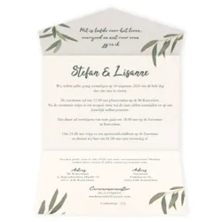 Trouwkaart envelop met groene takjes op structuurpapier