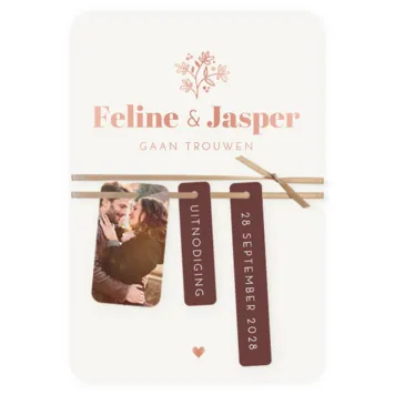 Trouwkaart enkel met rood bruine labels en foliedruk
