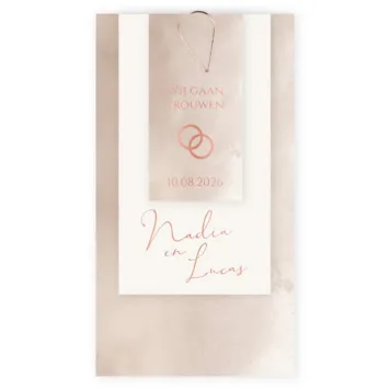 Chique trouwkaart met labels en rose gouden paperclip