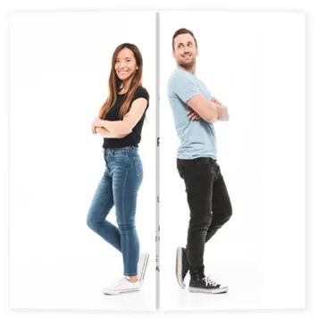 Trouwkaart met openslaande foto van jullie beiden op de beide omslagen waardoor jullie rug aan rug de kaart openen